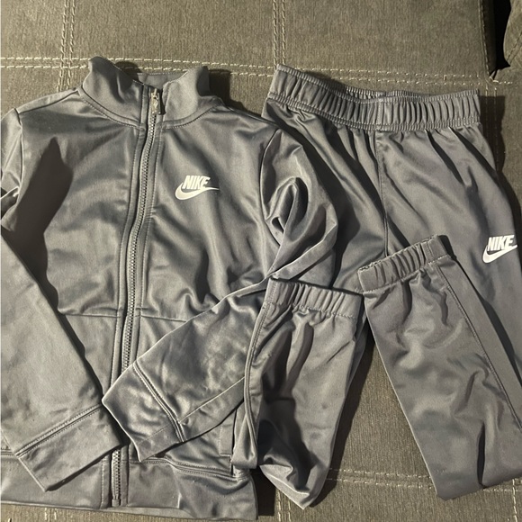 Boys Nike tracksuit size 7 - Picture 1 of 3